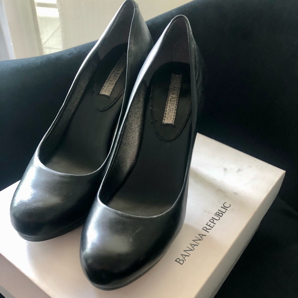 Banana Republic black leather MARITZA pumps.
